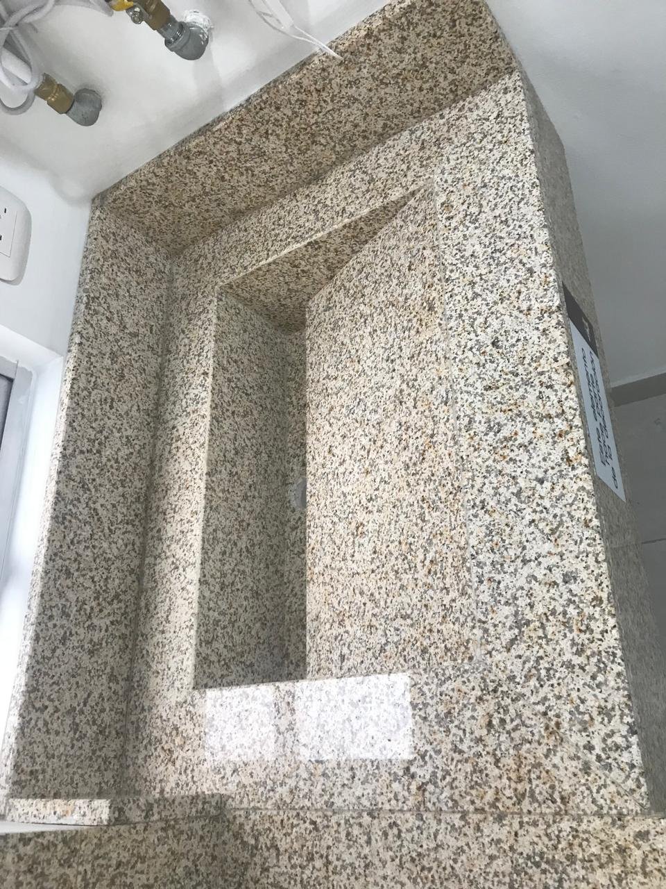 Baño en mármol con iluminación